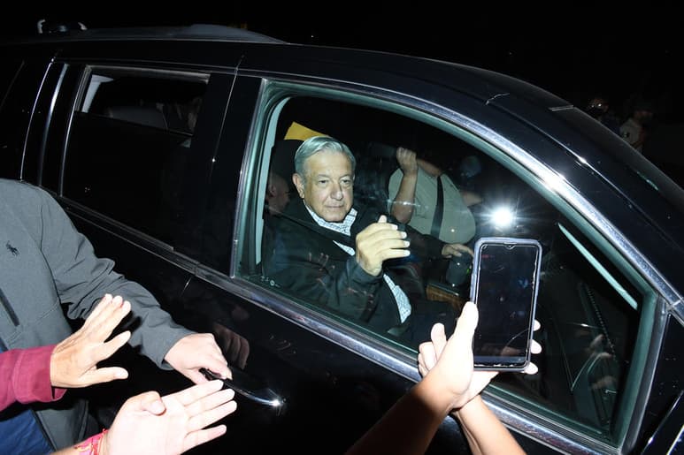 Con toda esa información de inteligencia se determina cuáles son las rutas terrestres más seguras por donde transitará el Presidente y su equipo que lo acompaña, el cual por lo regular se tras- lada en camionetas Suburban.
(ARCHIVO)