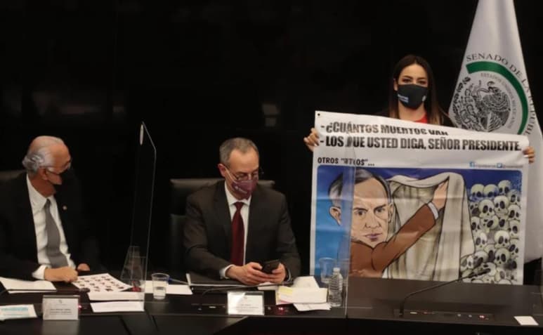 La lona fue expuesta durante la comparecencia del subsecretario ante la Comisión de Salud del Senado, en la que fue cuestionado duramente por el manejo de la pandemia por COVID-19 en México.
(EL UNIVERSAL)