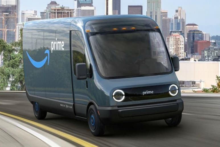 La multinacional estadounidense Amazon presentó su primera furgoneta completamente eléctrica, fabricada por la startup Rivian, y anunció que pretende desplegar 10,000 de ellas para repartos en 2022 y tener 100,000 en circulación cuando llegue 2030. (ESPECIAL)