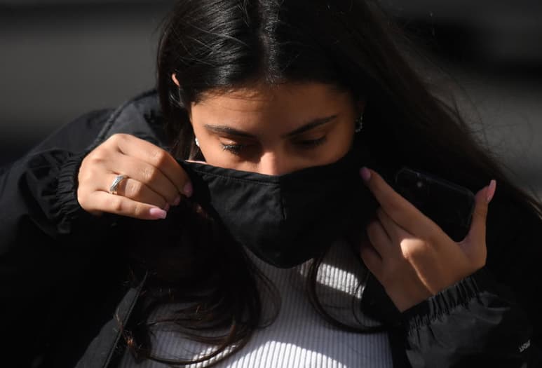 El problema de los cubrebocas, además de que muchos se quejan de no poder respirar bien, es que entorpecen algunos sistemas, entre ellos, los de reconocimiento facial, por ejemplo, de los celulares. Es por ello que se está trabajando en soluciones. (ARCHIVO)