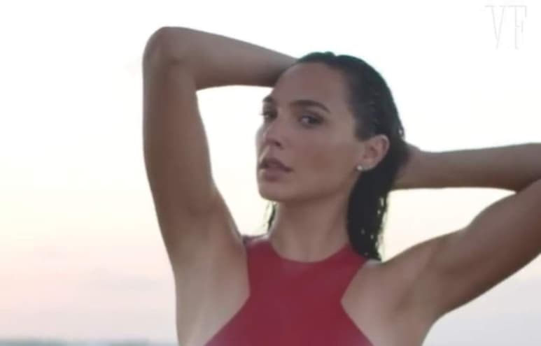 Gal Gadot ha dado de qué hablar en los últimos días no sólo por su fichaje para la nueva película sobre Cleopatra, sino también por su reciente aparición en la portada de la revista Vanity Fair. (ESPECIAL)