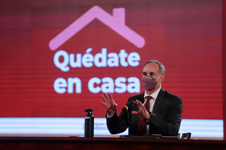 El funcionario destacó que debido a la temporada de influenza, es probable que ocurra un repunte de casos COVID, por lo que la reconversión hospitalaria se mantendrá, a fin de atender a pacientes positivos al Sars-CoV2 que requieran hospitalización o intubación.
(EFE)