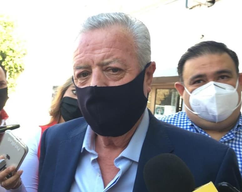 Jorge Zermeño señaló que de parte de los gobiernos municipal y estatal se toman todas las precauciones para seguir atendiendo los nuevos contagios en el marco de la reactivación económica, pero ello no quiere decir que se esté haciendo un trabajo descuidado en el tema de salud.
(FERNANDO COMPEÁN)