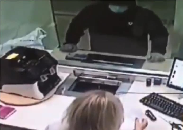 Tras el incidente el sujeto fue detenido por las autoridades rusas (CAPTURA) 