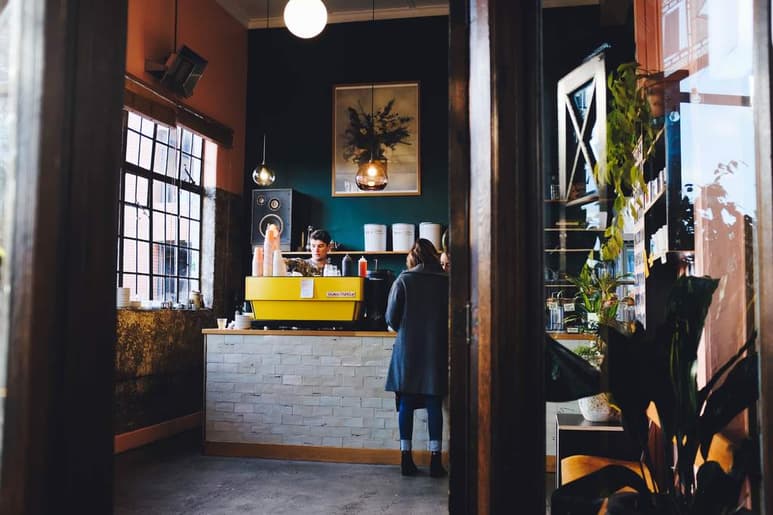 Disfrutar de una buena taza de café se ha convertido en toda una experiencia desde que las cafeterías se volvieron tendencia en Instagram, sin embargo, incluso aunque acudas a lugares vistosos con el fin de obtener una buena fotografía, es posible también obtener alguna de las mejores alternativas de café del país. (ESPECIAL)