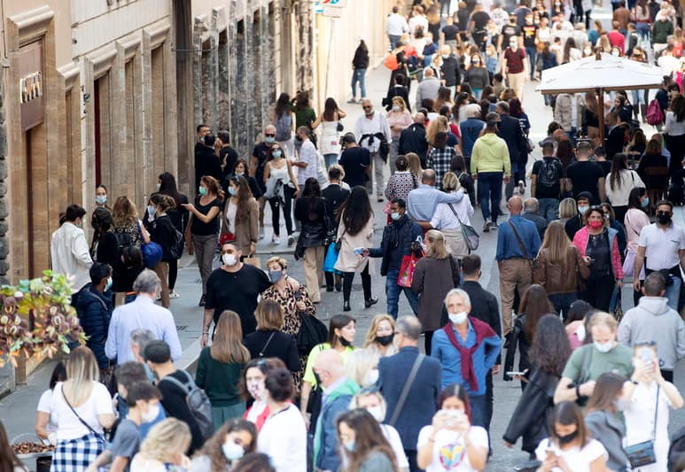 Italia registró 5,901 casos de coronavirus en las últimas 24 horas, la cifra más alta desde finales de marzo, y los muertos subieron en 41. (ARCHIVO)