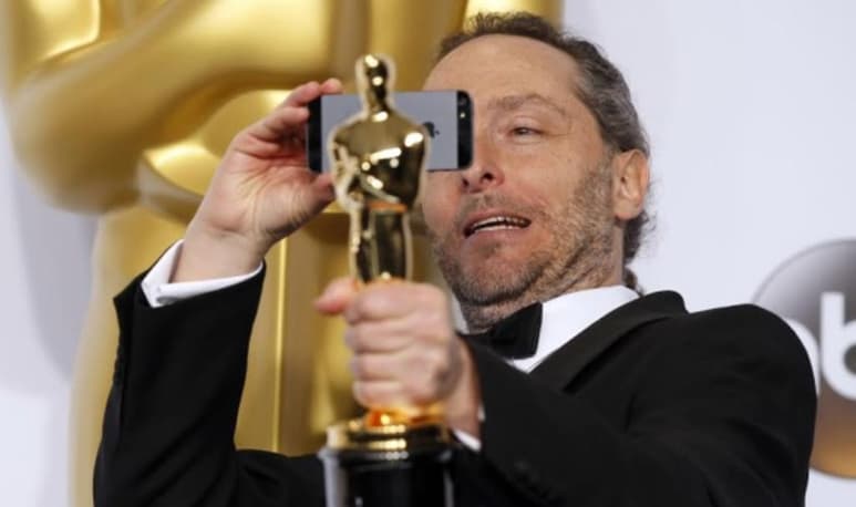 El reconocido cineasta mexicano egresado de la UNAM, Emmanuel 'El Chivo' Lubezki tuvo una participación especial con Apple para el lanzamiento del nuevo iPhone 12. (Especial)
