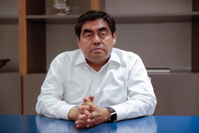 En su conferencia virtual, realizada en la Casa Aguayo, sede del Poder Ejecutivo poblano, Barbosa Huerta destacó que, por el bien de Puebla, estos personajes deben reflexionar y desarrollar sus aspiraciones y planteamientos políticos, por los canales adecuados y sin confabulaciones.