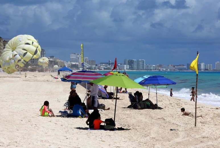 Partido Verde y de Morena en la Cámara de Diputados presentaron una reforma para prohibir que se fume en todas las playas de México. (ARCHIVO)