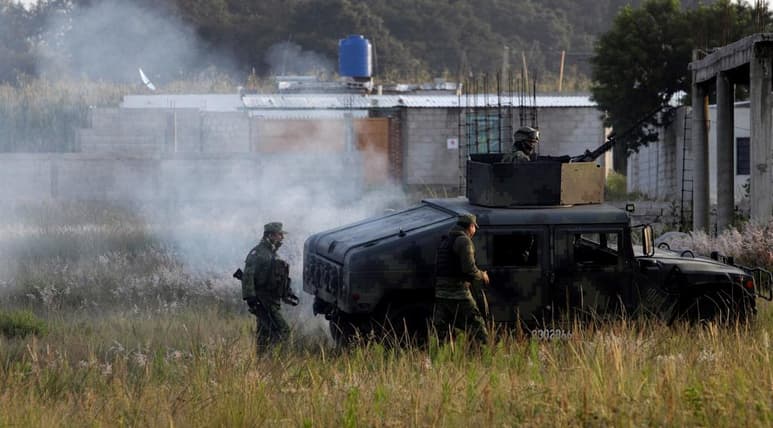 La Secretaría de Seguridad Ciudadana (SSC) de Guanajuato aseguró 7 mil litros de combustible, presuntamente extraído de los ductos de Pemex, que se encontraba sobre una banqueta de la Segunda Fracción de Crespo, de la ciudad de Celaya. (ARCHIVO)