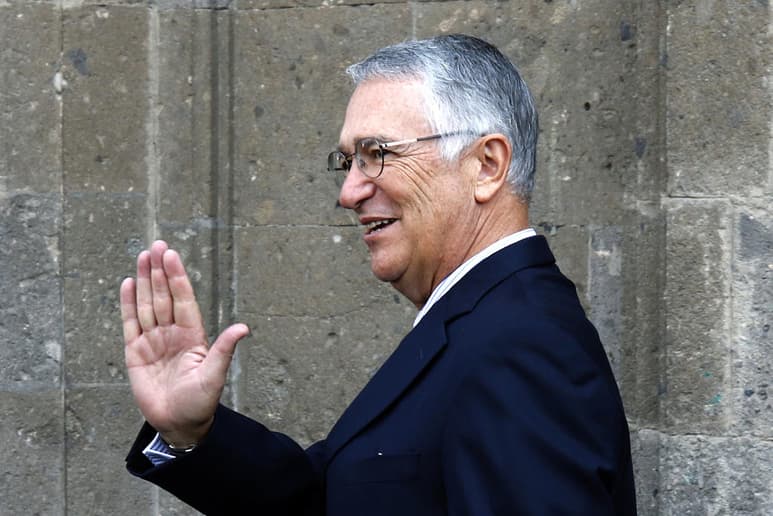 Ricardo Salinas Pliego, presidente y fundador de TV Azteca, generó este martes polémica al publicar en su blog un texto en el que asegura que los trabajadores deberían ser los únicos en aportar para sus pensiones. (ARCHIVO)