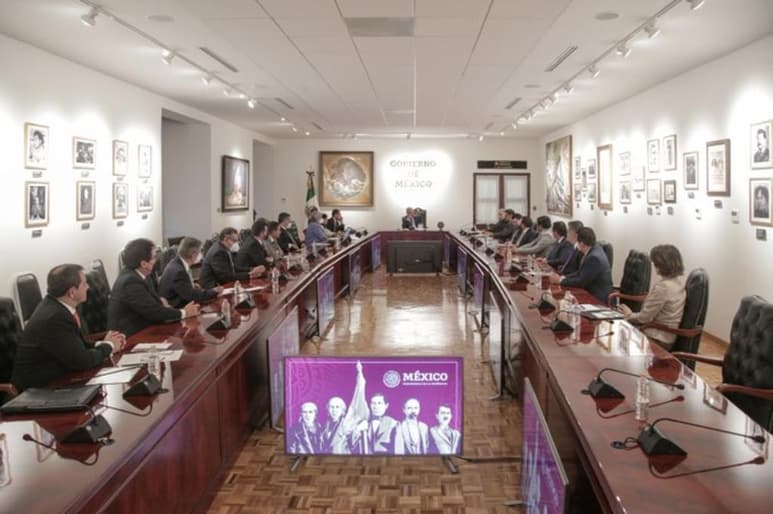 El presidente Andrés Manuel López Obrador informó la noche de este martes que se reunió en Palacio Nacional con los integrantes del Consejo de Administración del Instituto del Fondo Nacional de la Vivienda para los Trabajadores (Infonavit), y adelantó que están por llegar a un 'buen acuerdo' que beneficiará a los trabajadores, y que 'pronto se sabrá'. (ARCHIVO)