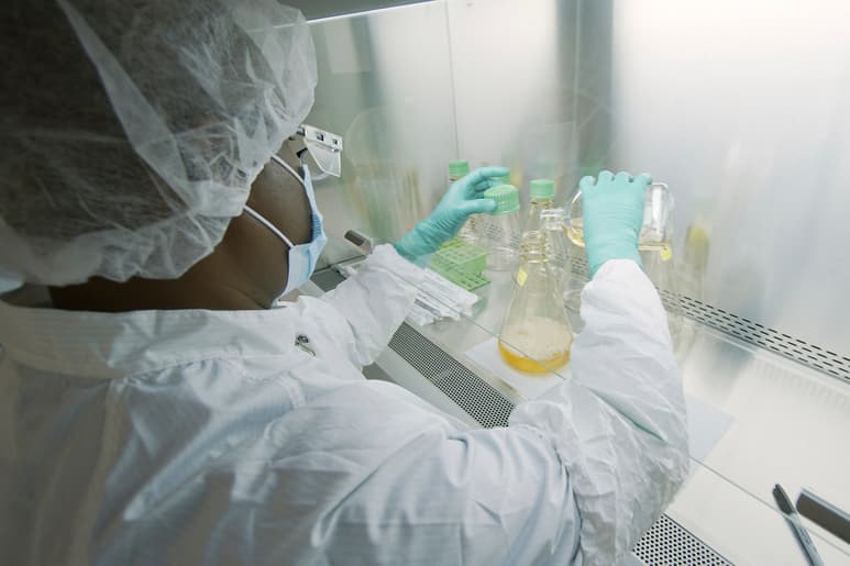 La farmacéutica detuvo el estudio como medida precautoria. (AP)