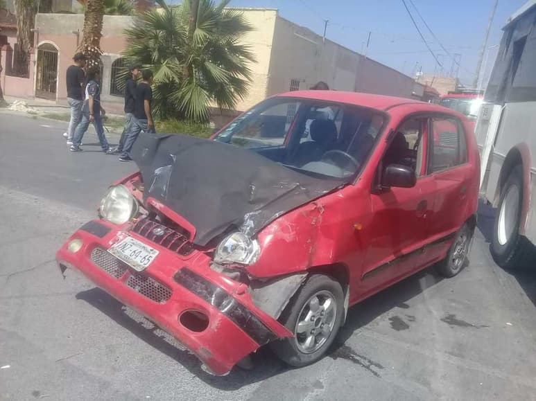El choque se registró a las 13:10 horas y dejó 2 pasajeras lesionadas. (EL SIGLO DE TORREÓN)