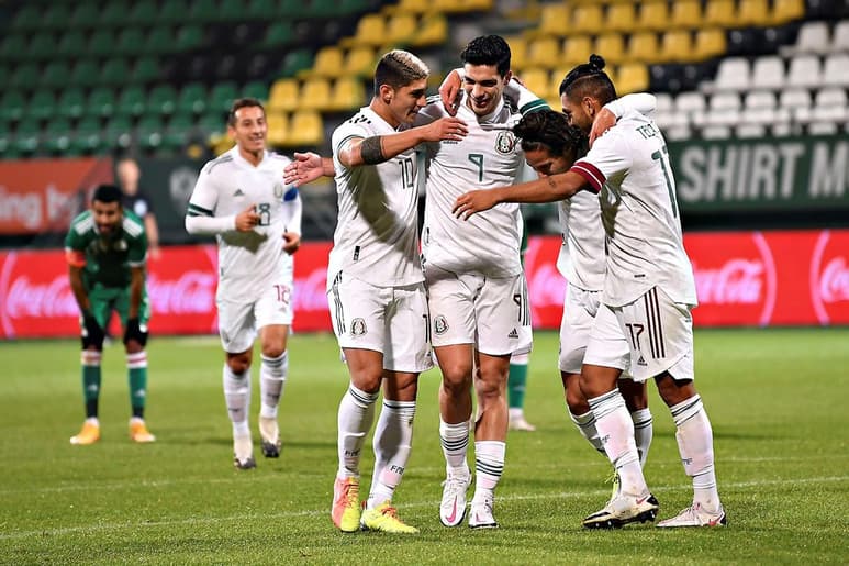 Celebran jugadores de la Selección Mexicana el gol de Diego Lainez, su primero con el 'Tri'. (EFE)