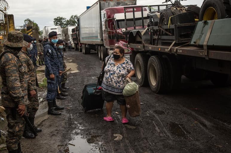 Periodistas de AP vieron a agentes de ICE operando un punto de revisión. (EFE) 