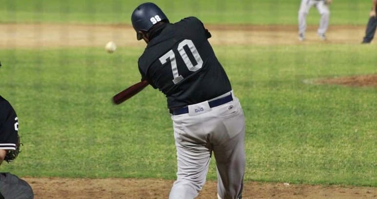 El zurdo veracruzano, Francisco Rivera, pegó un oportuno hit para su equipo, brindando argumentos para quedarse en el róster. (ESPECIAL)