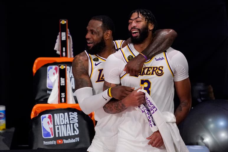 LeBron James (i) y Anthony Davis guiaron a los Lakers a conseguir el título 17 en la historia de la franquicia. (AP)