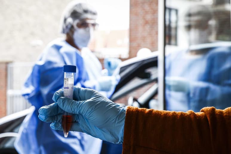 A la mujer se le aplicó una PCR, donde dio positivo, pero dio negativo en dos pruebas serológicas. (EFE)