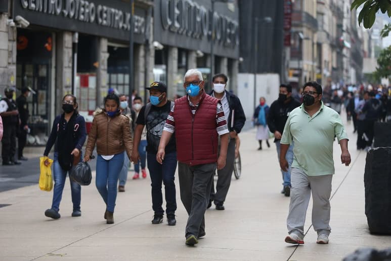 El problema de las mascarillas, además de no poder respirar bien, es que entorpece hasta el reconocimiento facial. (EL SIGLO DE TORRÉON)