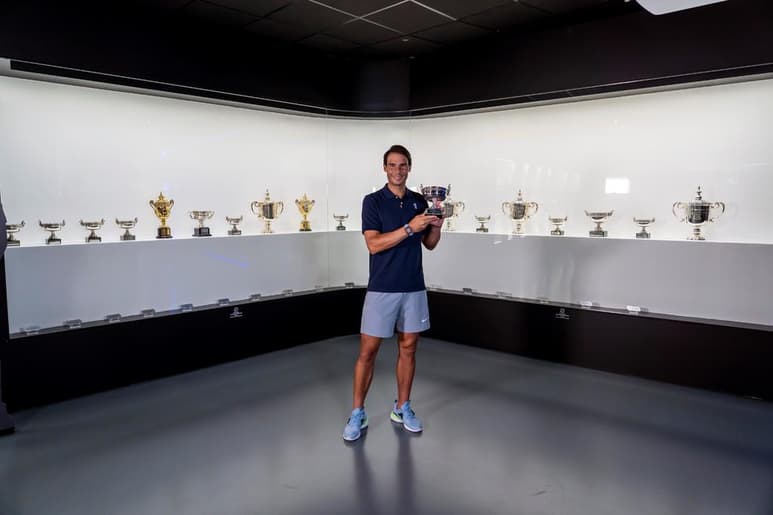Rafael Nadal ha depositado el décimo tercer trofeo conquistado en Paris, vigésimo Grand Slam de su carrera deportiva, en su museo de Manacor. (EFE)