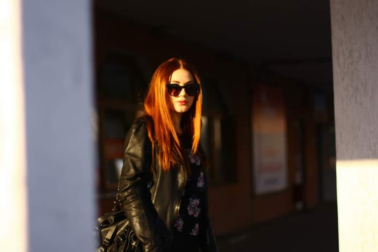 Una de las prendas más imponentes del año son las chamarras estilo biker o imitación piel, que se han vuelto un básico en la temporada de otoño, invierno. (ESPECIAL)