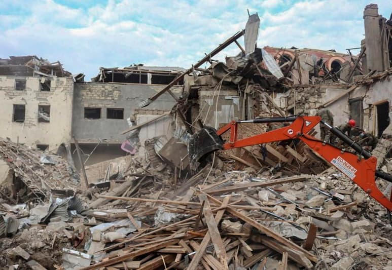 Armenia y Azerbaiyán intercambiaron el miércoles acusaciones y denuncias de nuevos ataques por el territorio separatista de Nagorno-Karabaj, donde continúa una intensa lucha por tercera semana a pesar de un acuerdo de cese el fuego entre las partes. (ARCHIVO)