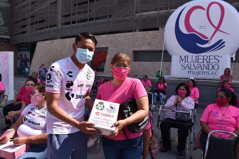 Esta tarde, las beneficiadas recibieron las prótesis mamarias externas de mano del defensor brasileño de los Guerreros, Matheus Dória Macedo y el mediocampista Adrián Lozano. (ERICK SOTOMAYOR)