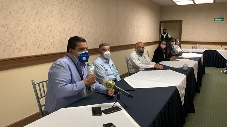 En rueda de prensa en Gómez Palacio el subsecretario de Medio Ambiente y Recursos Naturales en la Laguna, Raúl Villegas Morales, donde lo acompañaron los presidentes de Canaco, Canacintra, así como de asociaciones civiles como son: Prodenazas y Ruedas del Desierto.