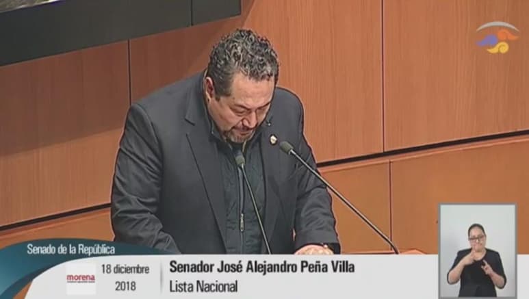 Margarita López López, defensora de Derechos Humanos estalló contra el senador de Morena, José Alejandro Peña Villa, luego de que este tomara una llamada telefónica mientras otra mujer le imploraba que su partido no desapareciera los fideicomisos para dar apoyo a las víctimas de la violencia. (ESPECIAL)