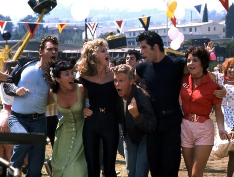 Según una exclusiva del diario especializado Variety, la ficción será una comedia musical centrada en el grupo de amigas de Sandy (Olivia Newton-John) y su vida en el instituto Rydell High, el mismo de la película original. (Especial)