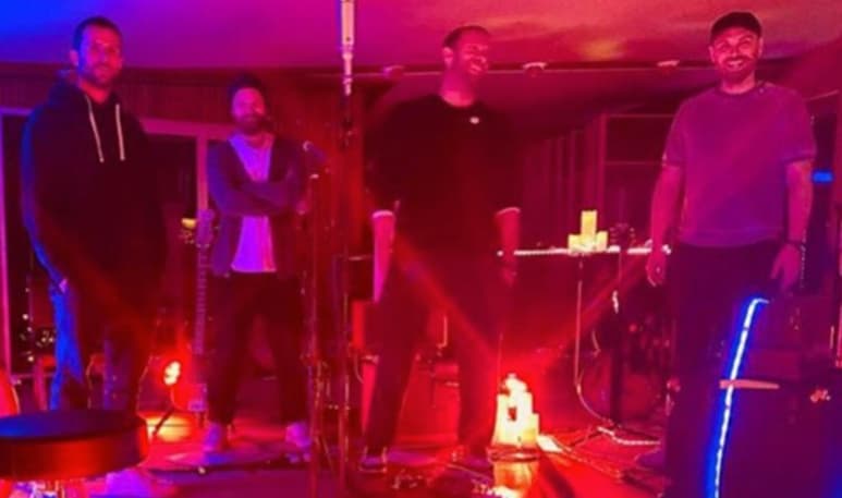 La banda originaria de Londres, sorprendió a sus fans al regalarles un concierto totalmente en vivo vía Instagram, pero no sólo por su música sino porque también y después de nueve meses sin tocar juntos, este 14 de octubre lo consiguieron y por ello también celebraron el encuentro con su gente. (Especial)