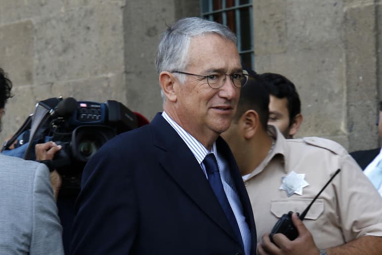 El empresario Ricardo Salinas Pliego, dueño de TV Azteca, informó a través de redes sociales que dio positivo a COVID-19, enfermedad causada por el coronavirus SARS-CoV-2. (ARCHIVO)