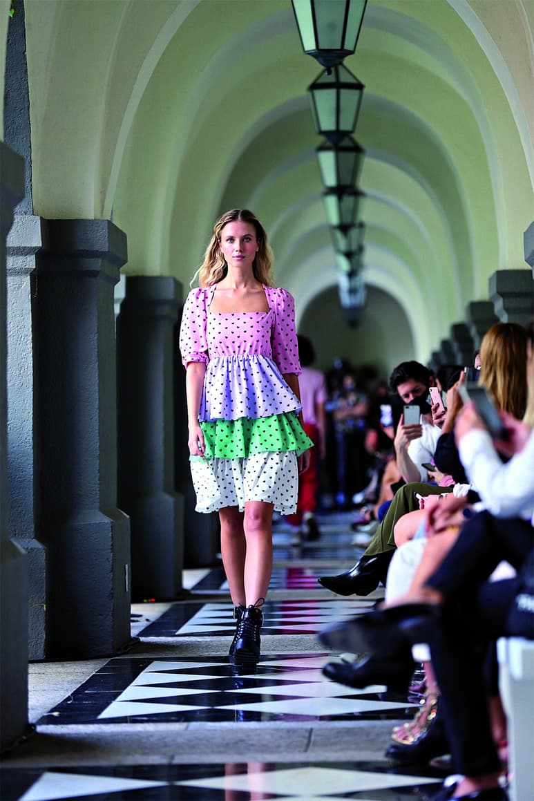 Modelo luce una prenda Pink Magnolia durante la edición del Mercedes Benz- Fashion Week en Ciudad de México. (EFE)