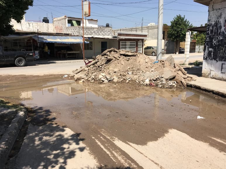 Aspectos de la fuga de agua que hay en la colonia E. Guerra. (FERNANDO COMPEÁN)
