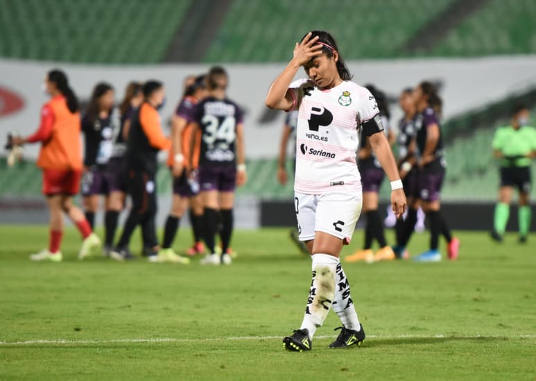 Las Guerreras perdonaron en varias ocasiones y cayeron ayer 1-0 ante Pachuca; tienen más de un año sin ganar en el Corona. (JESÚS GALIDO)