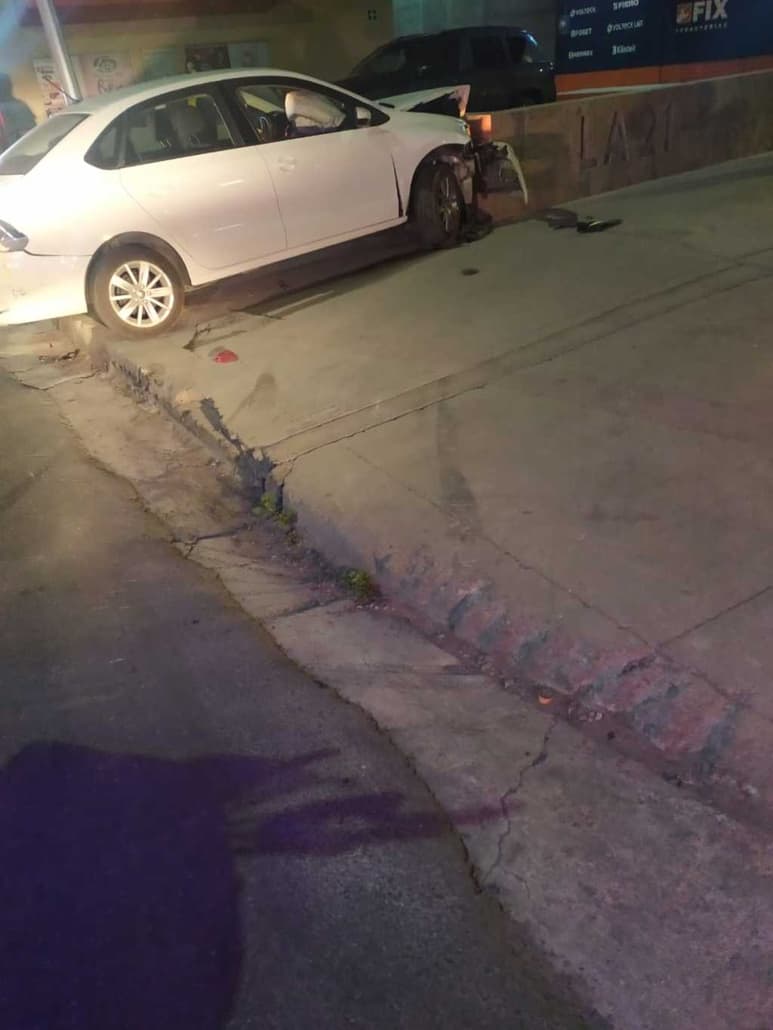A las 6 de la mañana se reportó la colisión en el citado crucero, entre el automóvil Vento 2018 y el taxi. (EL SIGLO DE TORREÓN)