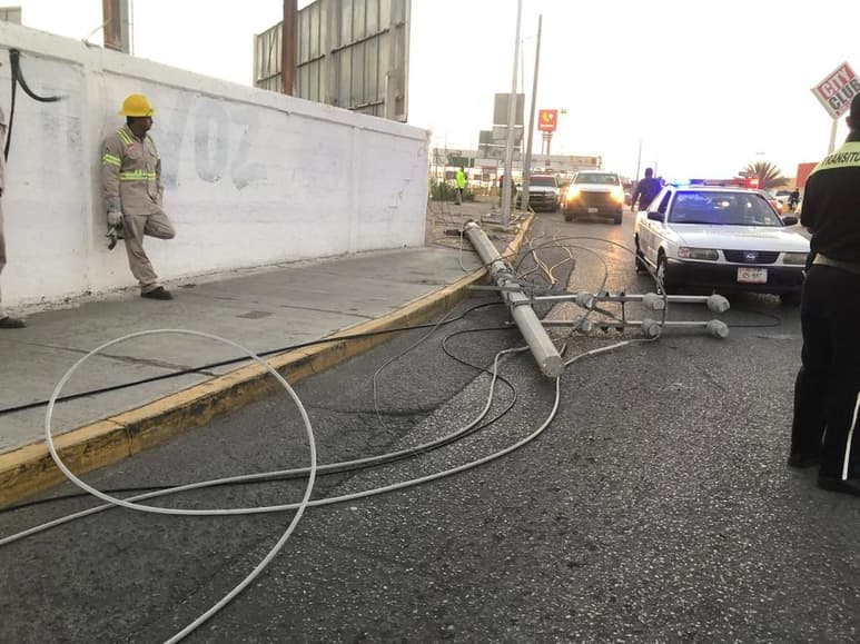Personal del departamento de Peritos de la Dirección de Tránsito y Vialidad tomó conocimiento de los hechos y se encargó de elaborar el reporte. (EL SIGLO DE TORREÓN)