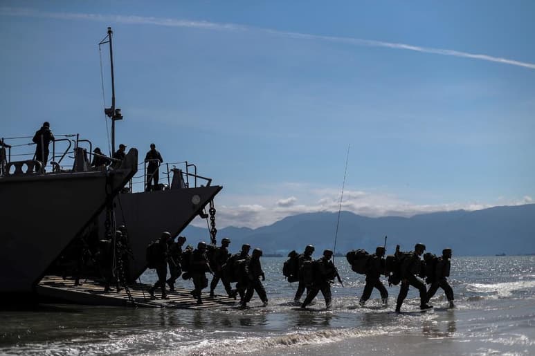 Los ejercicios consistieron en 'simular una guerra entre dos países en la Amazonía'. (ARCHIVO)