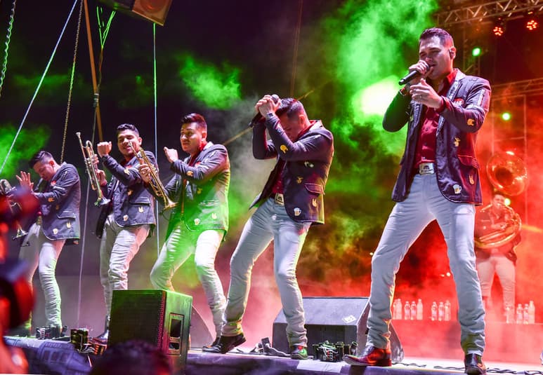 Unidos. Los cantantes de Recoditos y Sebastianes unieron fuerzas en el tema Mujer moderna.