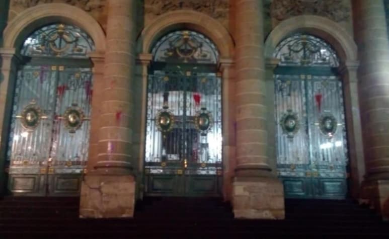 Alrededor de las 4:30 de la madrugada un grupo de personas encapuchadas y vestidas de negro, causaron destrozos al inmueble de Donceles y Allende, por lo que el Congreso local amaneció resguardado por elementos de la SSC.
(EL UNIVERSAL)