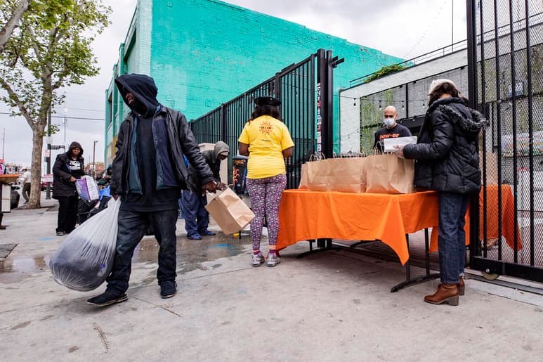 Los planes de ayuda económica a las familias estadounidenses no han sido suficientes para evitar que 8 millones de personas hayan caído por debajo del umbral de pobreza en EUA desde mayo. (ARCHIVO)
