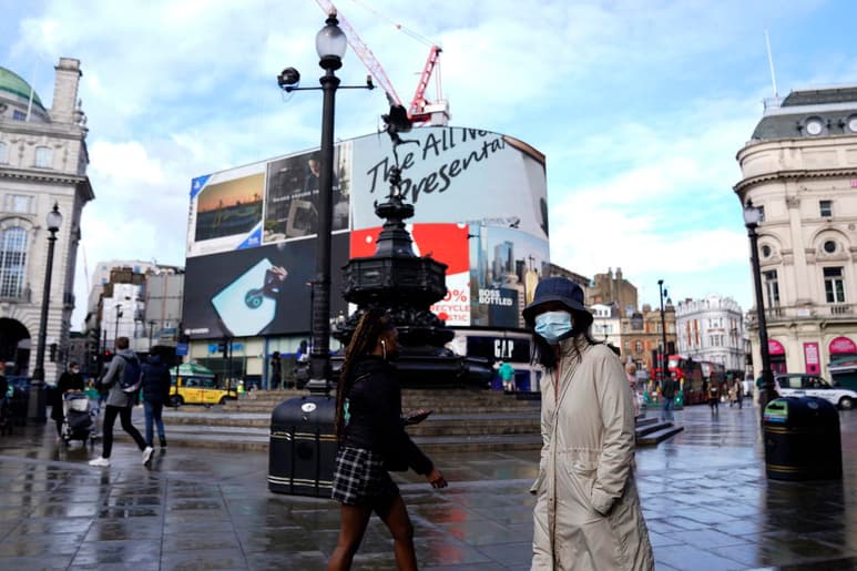 Las reuniones bajo techo entre personas que no conviven en un mismo hogar quedarán prohibidas en Londres a partir de la medianoche del viernes, mientras la ciudad de Manchester, la mayor del norte de Inglaterra, se resiste a imponer nuevas restricciones para frenar la expansión de la pandemia. (EFE)