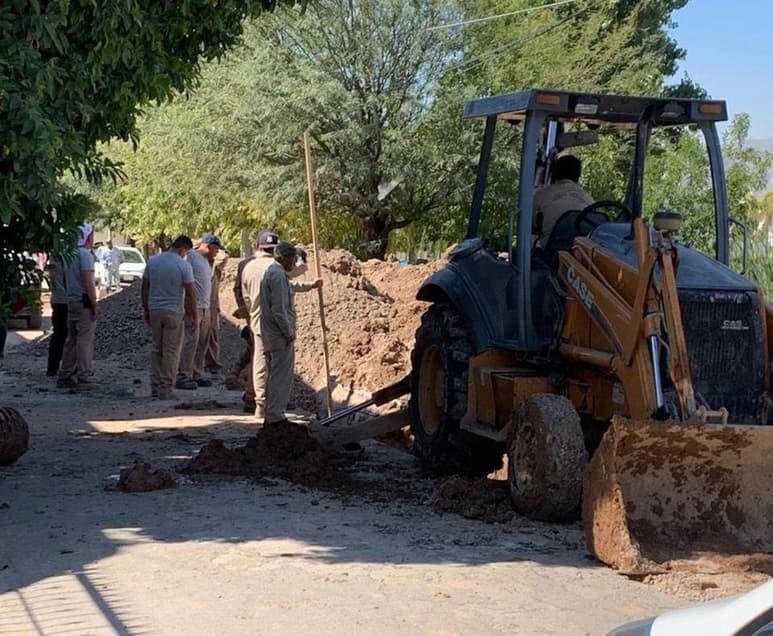 Uno de los trabajadores se encontraba al fondo de una zanja cuando un montón de tierra le cayó encima. (EL SIGLO DE TORREÓN)