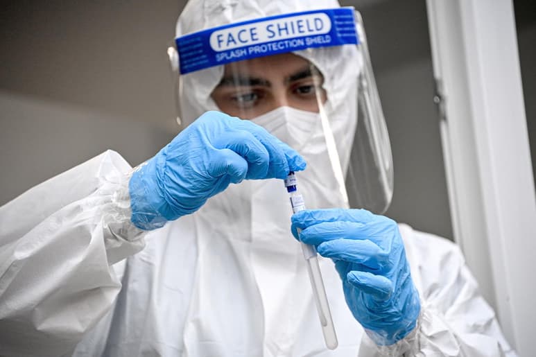 La Universidad de Oxford continúa en la lucha contra el COVID-19 no solo con la vacuna que desarrolla junto a la farmaceútica AstraZeneca, pues ha dado a conocer que desarrolló una prueba que detecta el COVID-19 en menos de cinco minutos. (ARCHIVO)