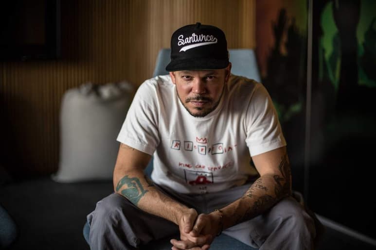 El rapero puertorriqueño Residente y la compañía Sony Music Entertainment anunciaron este jueves que llegaron a un acuerdo de varios años en los que el artista escribirá y dirigirá películas de cine, series de televisión y todo tipo de contenido audiovisual. (ESPECIAL)