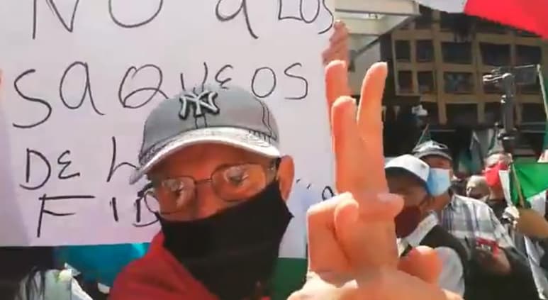 La agresión se dio mientras la periodista se encontraba recabando testimonios de los manifestantes y atendiendo los discursos de los integrantes de Frenaaa. (EL UNIVERSAL)