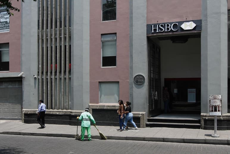 La Comisión Nacional Bancaria y de Valores (CNBV) dio a conocer oficialmente nuevas facilidades contables y de capital para los bancos que apliquen reestructuras de créditos a clientes que hayan tenido afectaciones en sus ingresos por la pandemia de COVID-19. (ARCHIVO)