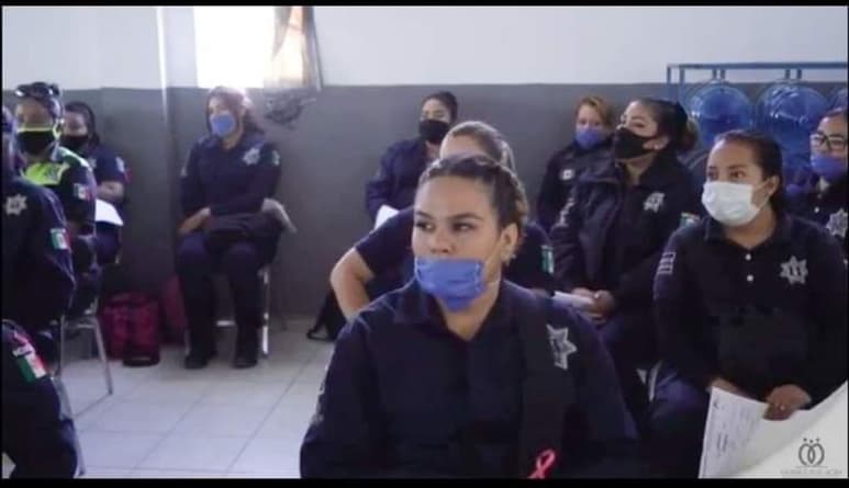 El objetivo fue el de concientizar a las policías sobre la importancia de la exploración mamaria.