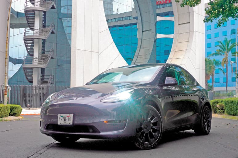 Tesla Model Y es el intento más explícito de Elon Musk para vender autos a volúmenes descomunales, pues es básicamente el mismo coche que Model 3. (EL SIGLO DE TORREÓN)